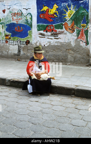 L'Équateur, Otavalo, femme indienne avec du poulet acheté au marché intérieur Banque D'Images