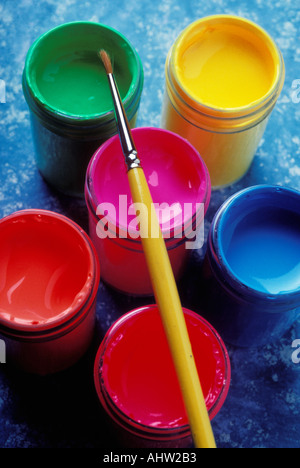 Pots de peinture de couleur jaune avec un pinceau Banque D'Images