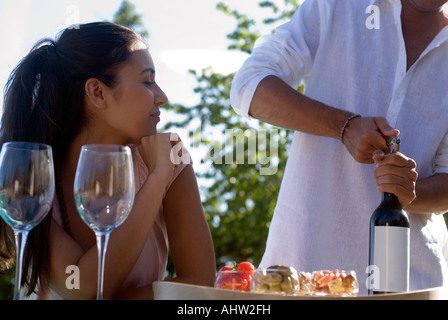 L'homme l'ouverture d'une bouteille de vin Banque D'Images