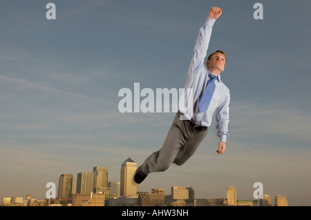 Businessman survolant la ville Banque D'Images