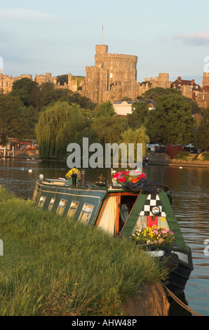Le Château de Windsor avec Canel Bateau en premier plan sur la Tamise Banque D'Images