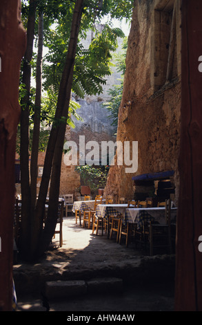 Les rues étroites de cacher des centaines de minuscules boutiques, des bars et restaurants à Chania en Crète Banque D'Images