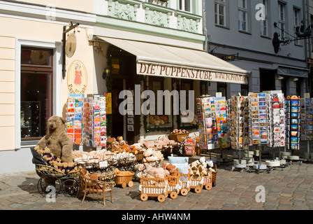 Vue horizontale d'un vieux magasin de jouets traditionnels nounours et vente de souvenirs dans le quartier historique de Nikolaiviertel. Banque D'Images