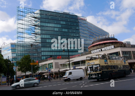 Grand angle horizontal de Joachimstaler Platz et la façade de verre et d'acier de la Neues Kranzler Eck sur une journée ensoleillée. Banque D'Images