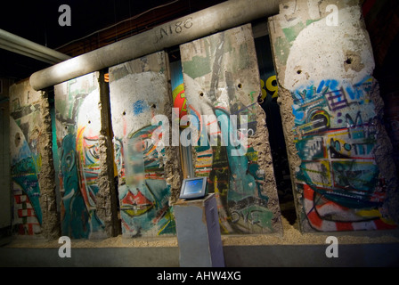 Vue horizontale de cinq panneaux récupérés de la Berliner Mauer "Mur de Berlin" adourned avec graffitis colorés sur l'écran. Banque D'Images