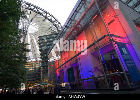 Grand angle horizontal de la spectaculaire toit central de Helmut Jahn, la création du centre Sony, à la Potsdamer Platz. Banque D'Images