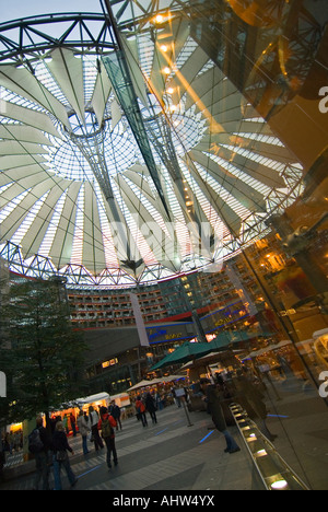 Grand angle vertical de la spectaculaire toit central de Helmut Jahn, la création du Sony Center de la Potsdamer Platz, la nuit. Banque D'Images