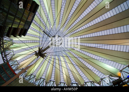 Grand angle horizontal de la spectaculaire atrium central de Helmut Jahn, la création du centre Sony, à la Potsdamer Platz. Banque D'Images