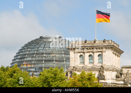 Vue côté horizontal du Reichstag avec le drapeau allemand 'Bundesdienstflagge de vol et le dôme en verre sur le toit Banque D'Images