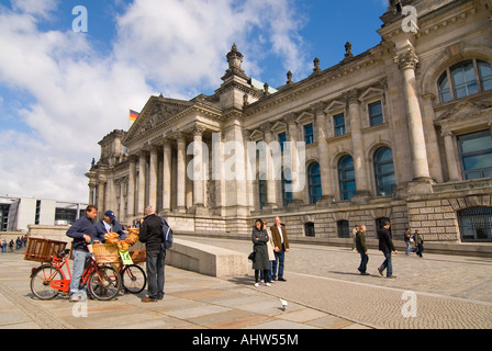 Grand angle horizontal d'hommes vendre aux touristes à l'extérieur de l'bagels au Reichstag Platz de république sur belle journée ensoleillée Banque D'Images