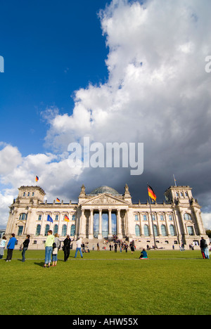 Grand angle vertical de touristes sur l'herbe à l'extérieur du Reichstag en Platz de République sur une belle journée ensoleillée. Banque D'Images