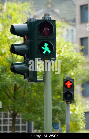 La verticale de près de l'allemand est nettement vert/rouge symboles hommes aux feux de circulation à Berlin. Banque D'Images