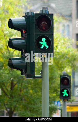 La verticale de près de l'allemand est nettement vert/rouge symboles hommes aux feux de circulation à Berlin. Banque D'Images