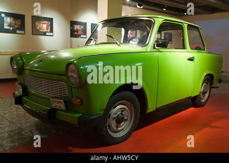 Close up of a horizontal vert lumineux vintage voiture Trabant, aka Trabbi ou Trabi, une véritable icône de l'ancienne Allemagne de l'Est (RDA Banque D'Images
