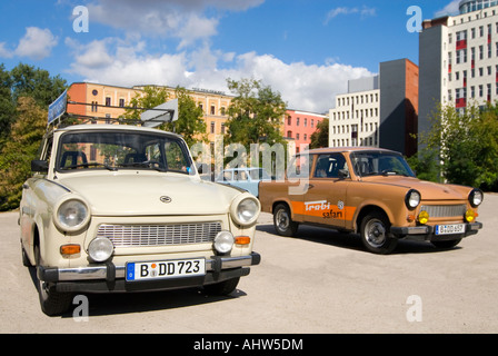 Close up horizontale de trois voitures Trabant vintage garée, aka Trabbi ou Trabi, disponibles à la location à Berlin. Banque D'Images