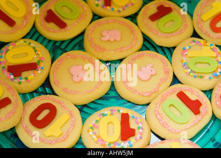 Close up horizontale d'une assiette de biscuits sablés faits maison décorée pour un 10e anniversaire de l'enfant partie. Banque D'Images