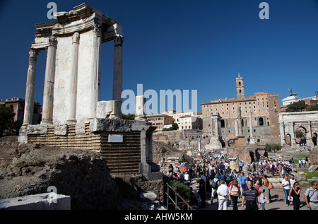 Des foules de touristes en descendant la Via Sacra devant le Temple de Vesta dans le forum romain Imperial Rome Italie Banque D'Images