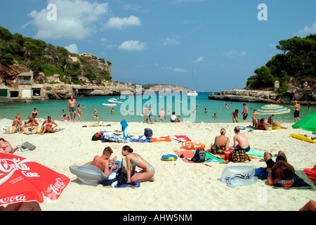 Cala Llombarts plage de Majorque en été avec des gens, Majorque, Iles Baléares, Espagne, Europe EU Banque D'Images