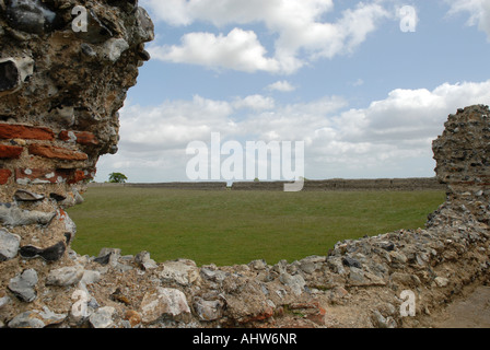 Burgh Castle près de Great Yarmouth dans le Norfolk, Angleterre. Vestiges d'un fort romain. Banque D'Images