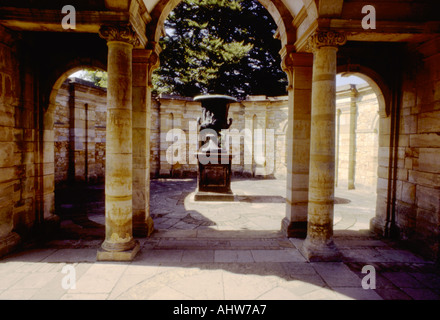 Vieux château et jardins sites en Angleterre Banque D'Images