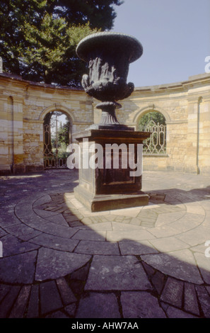 Vieux château et jardins sites en Angleterre Banque D'Images