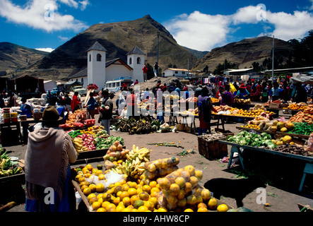 Ecuadorans, Équateur, du vendeur de fruits et légumes, vendeur, fournisseurs, marché indien, le jour du marché, le marché, l'zumbahua, province de Cotopaxi, Equateur Banque D'Images