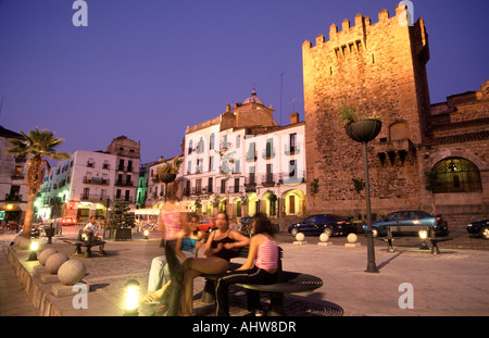 Des jeunes du Centre Square à Caceres à la nuit tombée, Extreadur, Espagne, Europe, UNION EUROPÉENNE Banque D'Images