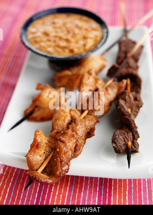 Sate thaï poulet boeuf et de porc sur des brochettes en bois editorial food Banque D'Images