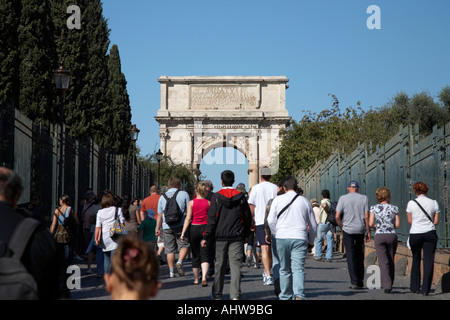 Les touristes à marcher le long de la Via Sacra vers l'Arc de Titus une partie de l'Imperial Forum Romain Rome Lazio Italie Banque D'Images