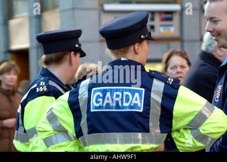 Les femmes agents de police de garde portant leurs cheveux jusqu'au centre-ville de Dublin Irlande Banque D'Images