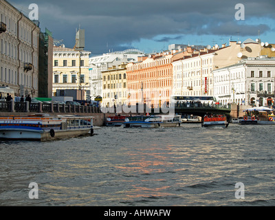 Le canal Moika River Embankment avec bâtiments classiques sur Saint Petersburg Russie Banque D'Images