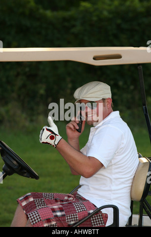 Homme golfeur américain assis dans une voiturette de golf sur le terrain de golf images photos photos photographie verticale haute résolution aux États-Unis vertical haute résolution des États-Unis Banque D'Images