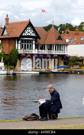 Un artiste de la rive au Henley on Thames dans l'Oxfordshire England UK Banque D'Images