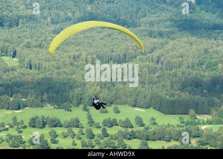 Vol en parapente de volcan en Puy de Dome Massif Central, France Banque D'Images