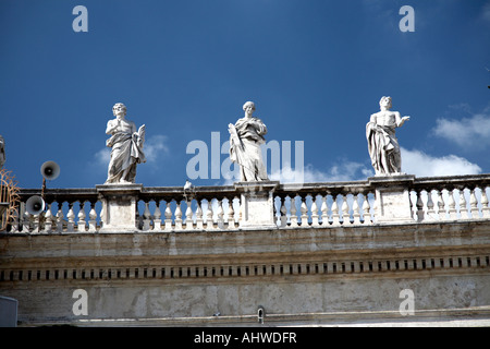 Statues de saints sur le haut des colonnes à St Peters Square Vatican Banque D'Images