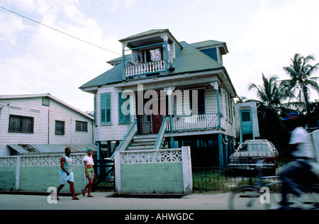 Maison de clapperboard sur pilotis à Belize City, Amérique centrale Banque D'Images