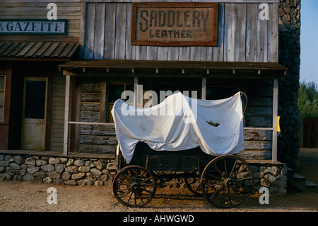 C'est la Paramount Ranch montrant ce que l'ouest d'apparemment il y a un chariot couvert en face d'un vieux journal Banque D'Images