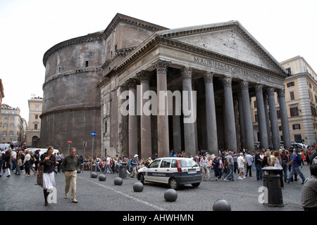 Groupe de touristes sur la Piazza della Rotonda en face du Panthéon Rome Lazio Italie Banque D'Images