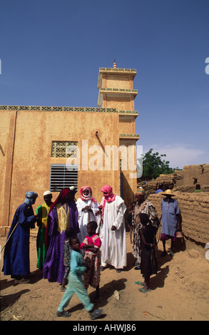 Les anciens de quitter la mosquée à Gorom Gorom, Burkina Faso Banque D'Images