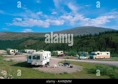 Véhicule de loisirs dans un terrain de camping au lac 'Summit' dans Stone Mountain Provincial Park Northern British Columbia Canada Banque D'Images