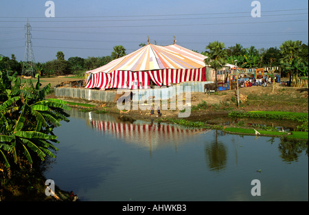 Tente de cirque ambulant au bord de la rivière à l'extérieur de Madaripur, une ville rurale au Bangladesh Banque D'Images