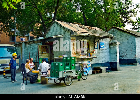 Beijing CHINE, Old Street Scene, Senior Men's Playing Cards on Street dans le quartier Old Hutong, retraite retraités, rue de la ville chinoise Banque D'Images