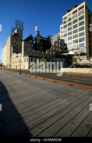 Piétons ET DE MILL CITY MUSEUM ET MILL RUINS PARK À MINNEAPOLIS, au Minnesota, le long du Mississippi. Au printemps. Banque D'Images