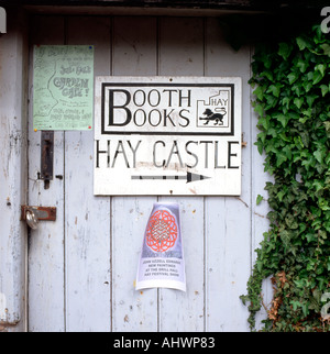 Livres stand signe sur une porte à Hay-on-Wye ville du livre montrant le chemin vers Château de Hay à l'Hay Festival Pays de Galles UK KATHY DEWITT Banque D'Images