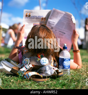 Une jeune femme lisant le journal au Hay Festival, Hay-on-Wye, au Pays de Galles UK KATHY DEWITT Banque D'Images