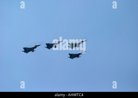US Air Force F 16 Fighting Falcon avions volant en formation Banque D'Images