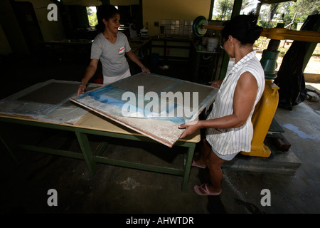 Le recyclage du papier de l'usine recyclling à petite échelle Banque D'Images