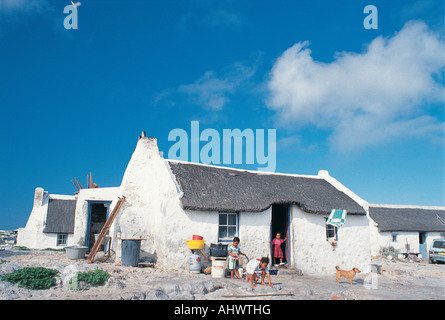 Les enfants jouer dehors s pêcheurs cottages Arniston Cape Afrique du Sud Ouest Banque D'Images