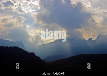 Nuages au-dessus de la montagne, Costa Blanca, Espagne Banque D'Images