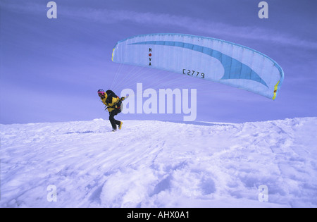 Pilote parapente décoller depuis le col de la Loze COURCHEVEL 1850 Alpes Banque D'Images